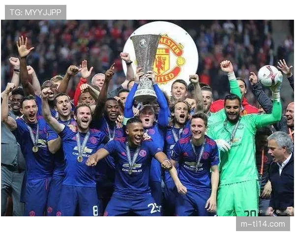 拉齐奥对阵亚特兰大比赛因球迷投掷烟雾弹中断十分钟